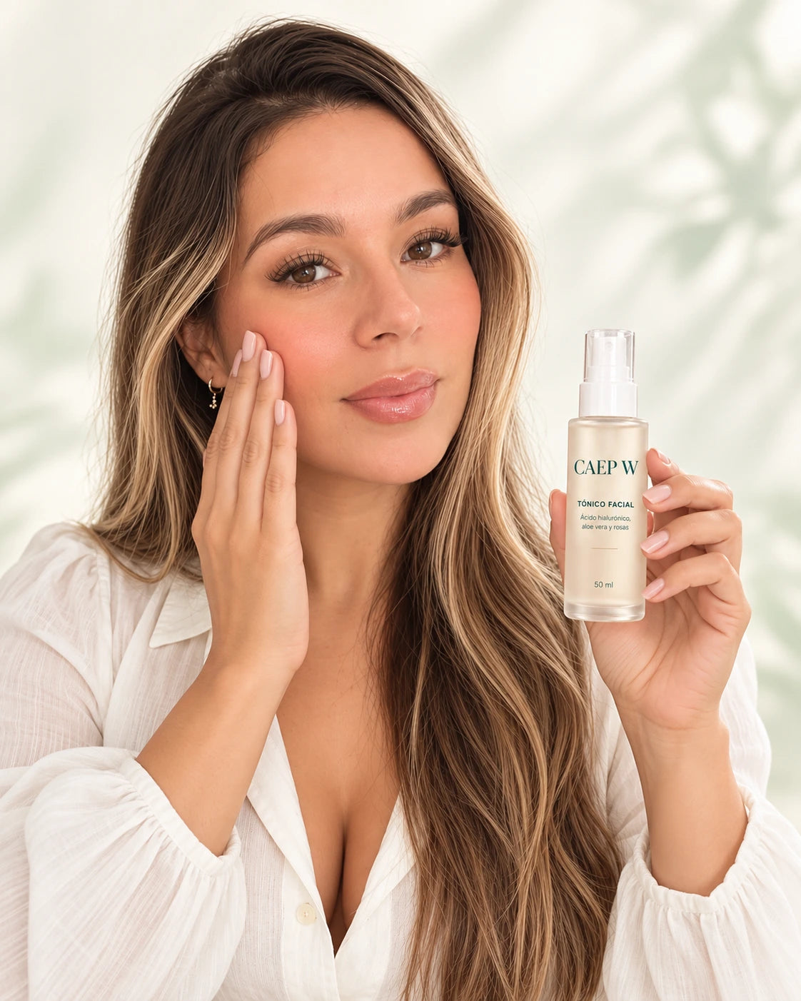 La modelo en luz marfil aplicándose el Tónico facial