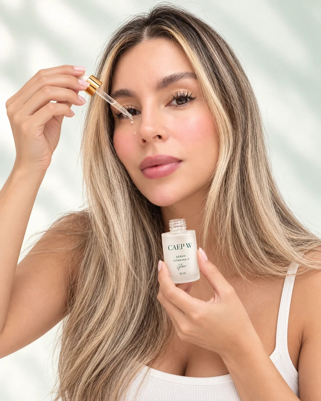 Carolina aplicándose Sérum Glow en el rostro