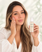 La modelo en luz marfil aplicándose el Tónico facial