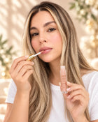 Carolina aplicándose Lip Gloss Avellana en los labios