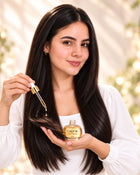 La modelo de cabello negro aplicando Óleo capilar en las puntas